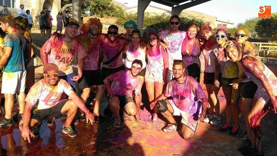 Un grupo de participantes en la carrera Corre a colores del año pasado / Archivo