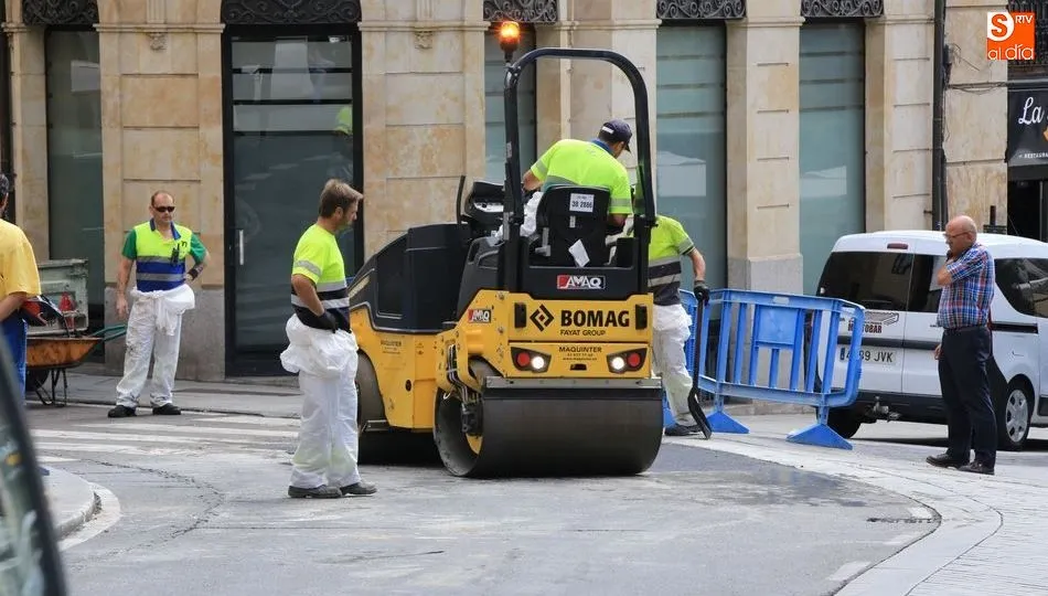 El Ayuntamiento aprovecha los meses estivales para realizar estos trabajos de mejora del firme en las calles