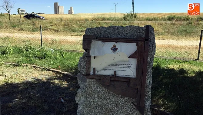 La placa homenaje al jurista Jesús González Pérez luce así tras recibir la visita de los vandalos