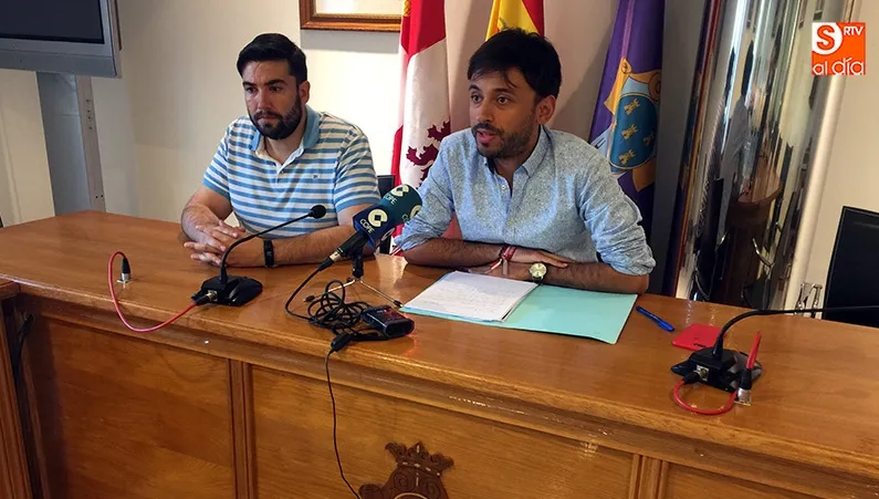 Francisco Díaz, concejal de festejos, y Antonio Poveda, segundo teniente de alcalde, presentaban el programa y los precios de abonos y entradas de ferias