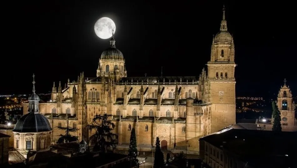 	La luna sobre las catedrales de Salamanca. Foto de Carmen Frías y Juan Pablo Aparicio