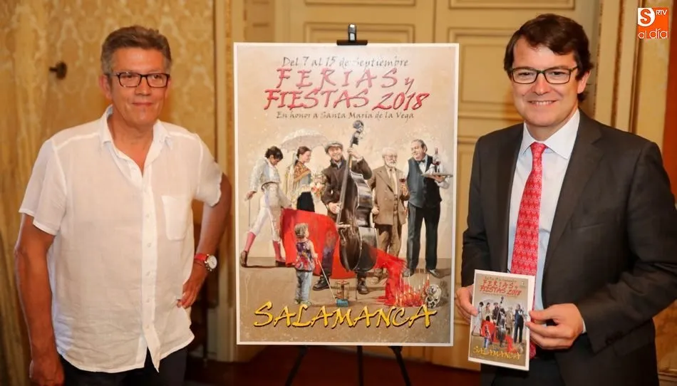 El artista Antonio Varas, junto al alcalde, Alfonso Fernández Mañueco, en la presentación del cartel y el programa de las Ferias y Fiestas de Salamanca. Foto de Alberto Martín