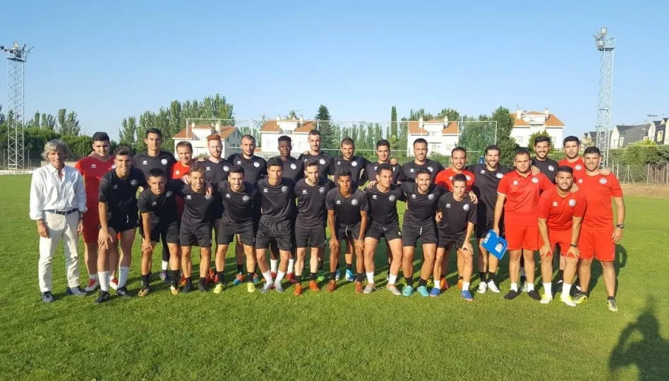 Plantilla de Unionsitas con su nuevo entrenador, Roberto Aguirre. Foto de USCF-Rubén Arévalo