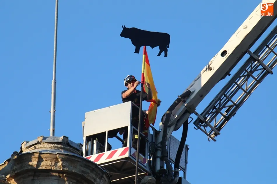 Colocación de La Mariseca en la espadaña del Ayuntamiento, este miércoles. Foto: Alberto Martín