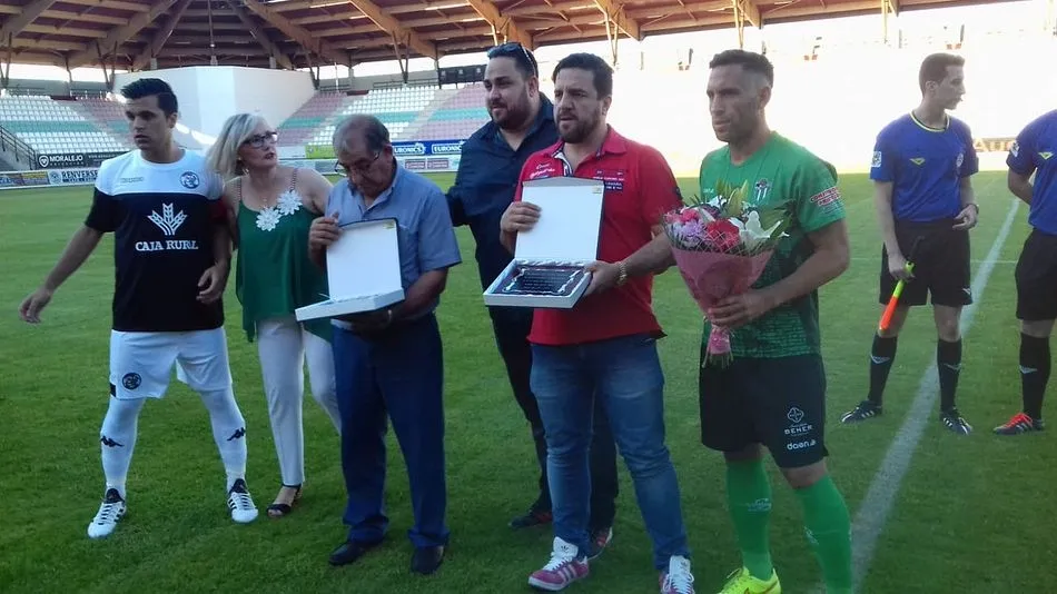 No faltó el homenaje al fallecido Agustín Villar al inicio del encuentro. Fotos: Cuenta Twitter Zamora CF