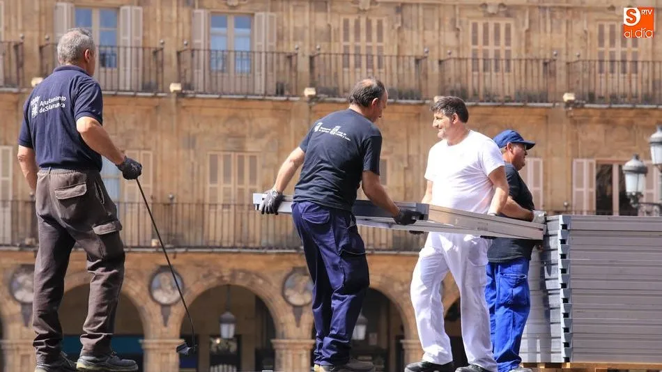 Trabajadores en la Plaza Mayor de Salamanca