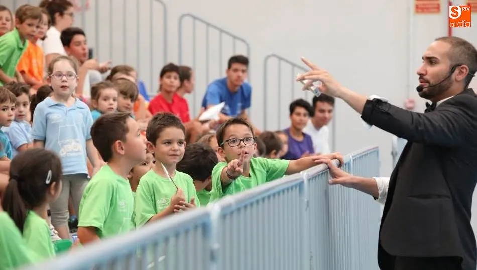 Actuación del mago Iván Ojeda en el pabellón municipal de Aldeatejada. Foto de Alberto Martín