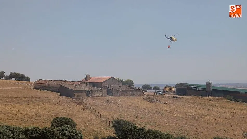 Medios aéreos y terrestres han controlado el incendio. Fotos: Alberto Martín