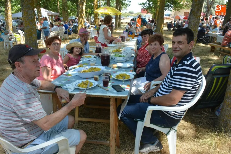 Las familias disfrutaron reunidas de una exquisita paella / E. Corredera