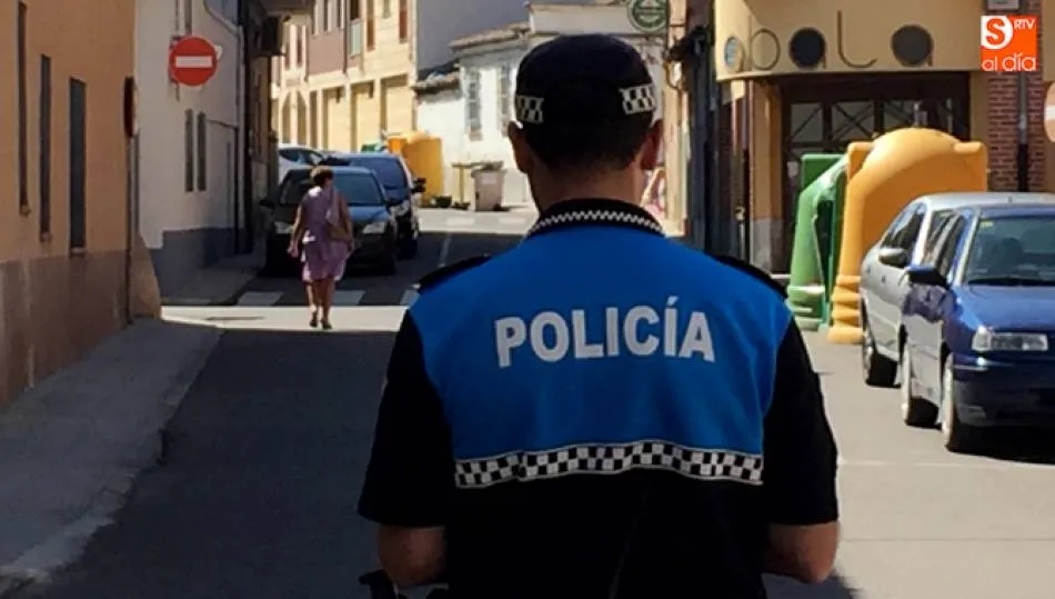 Un policia local en pleno operativo.