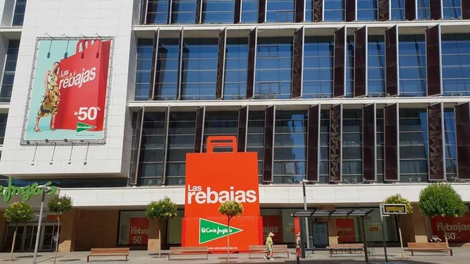 Aspecto de la fachada principal de El Corte Inglés de Salamanca.