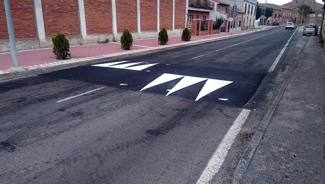 La Junta ha colocado unos resaltos reductores de velocidad en el tramo de la CL-610 que transita por Rágama tras años de quejas