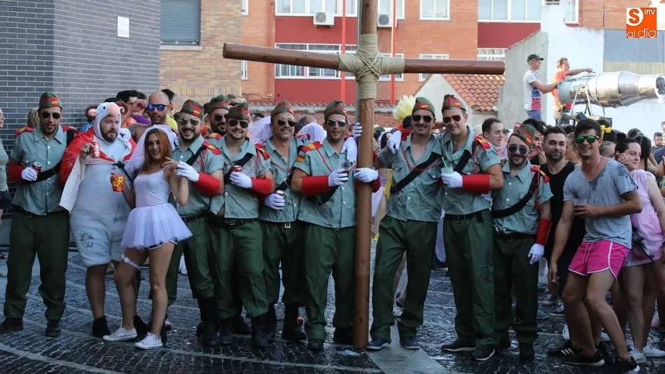 Una peña ataviados con vestimentas propias de la Legión Española. Fotos: Alberto Martín