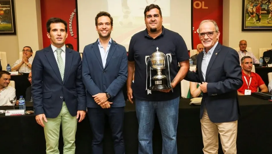 	El presidente de Unionistas, Miguel Ángel Sandoval, con el trofeo como campeones de liga del grupo VIII de Tercera División