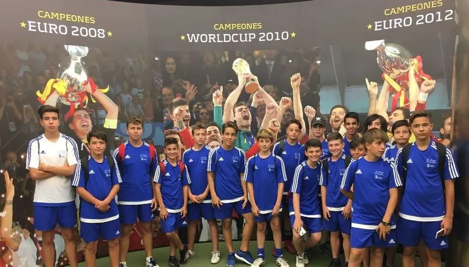 Uno de los grupos de salmantinos que visitaron la Ciudad Deportiva de la RFEF