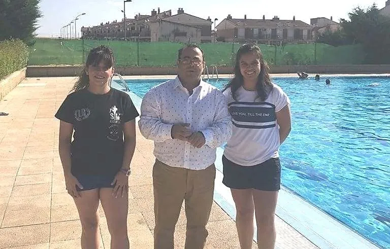 Laura Galache, Antonio Malmierca y Beatriz Hernández, en las piscinas de Villares de la Reina
