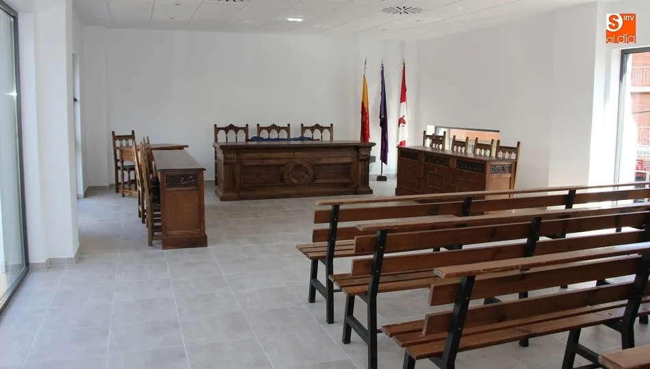 Nuevo salón de plenos a falta de colocar el escudo de Vitigudino y la imagen de S. M. El Rey en la pared del fondo