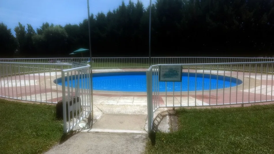 A la entrada se indica la necesidad de usar zapatillas de agua