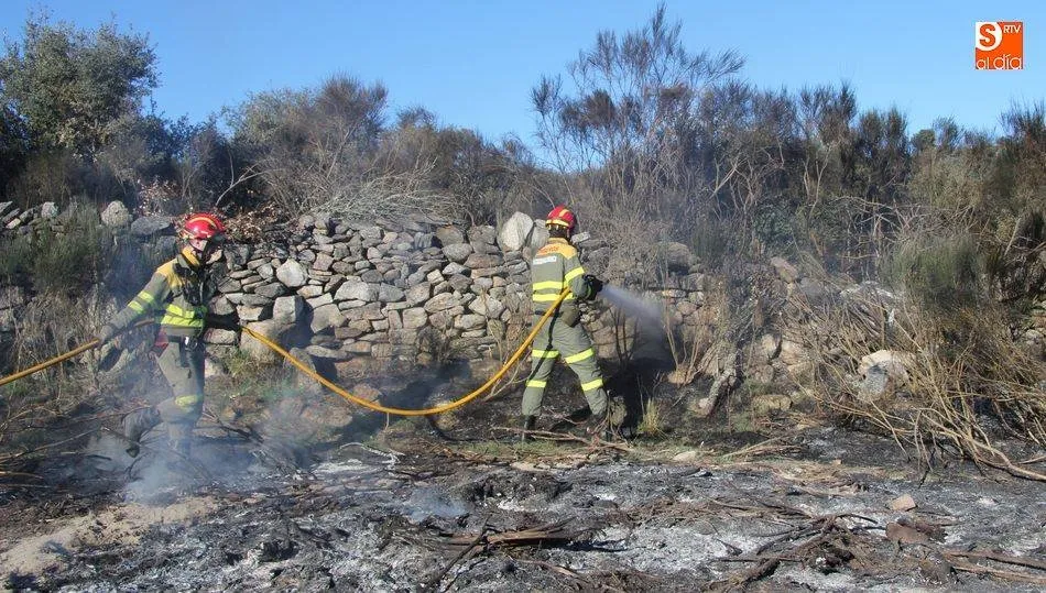 Bomberos sofocando un incendio / Fotografía de archivo