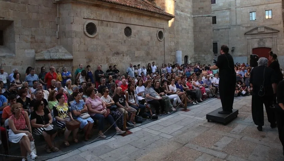 Numeroso público siguió con atención la interpretación teatral. Fotos: Alberto Martín