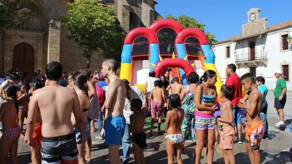 Mayores y pequeños volverán a disfrutar este año con el tobogán acuático / Foto: Asociación Cultural ‘La Muralla’