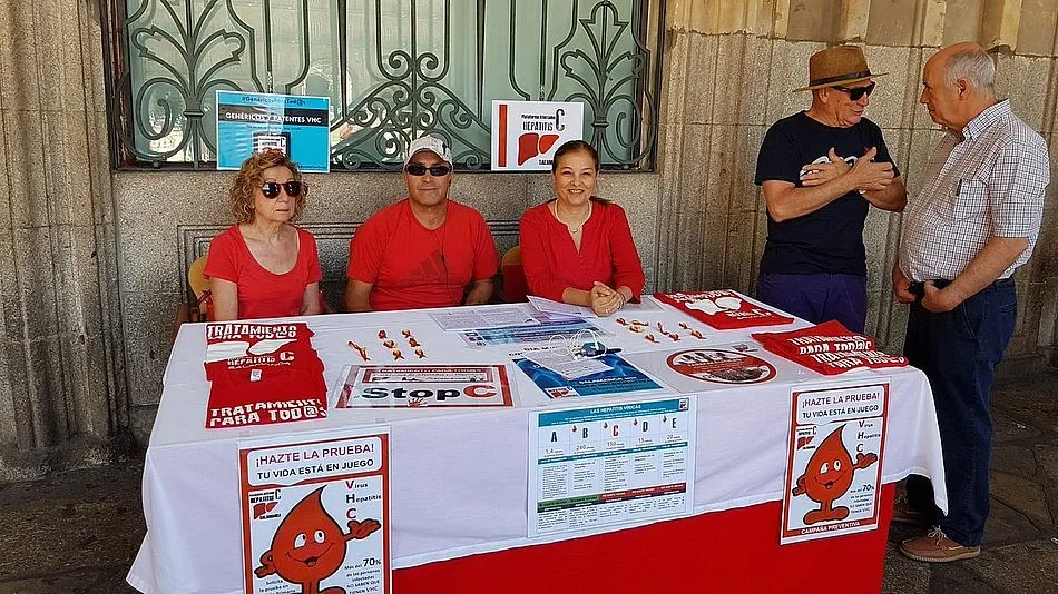 Mesa informativa instalada en la Plaza Mayor. Fotos: PlafhcSalamanca