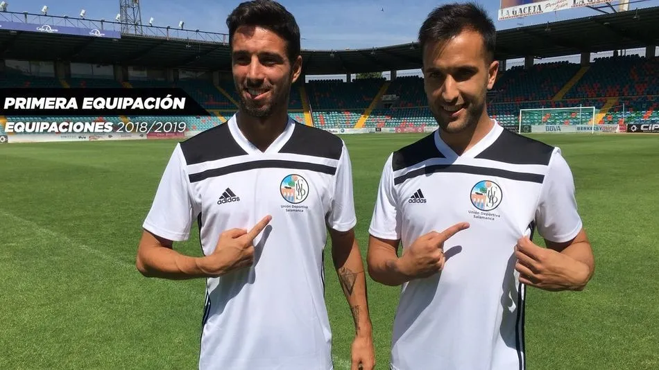 Pumar y Morante, con las nuevas primeras equipaciones. Fotos: www.cfsalmantinouds.com