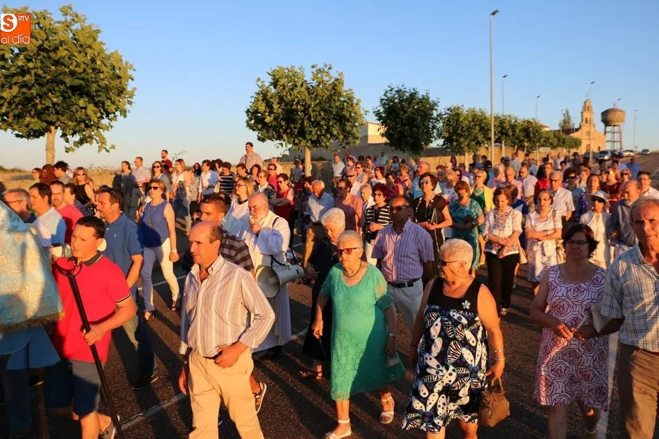 Belén y Vanessa Sánchez Moro acompañan a la Virgen del Socorro en la procesión desde la ermita  