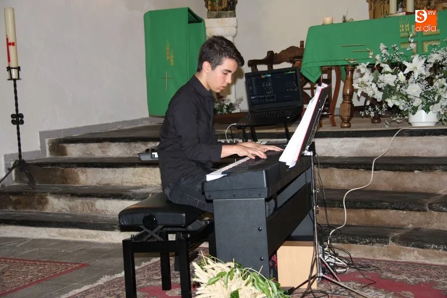El joven pianista Hugo Hernández Curto, durante el concierto en la iglesia de Monterrubio de la Sierra