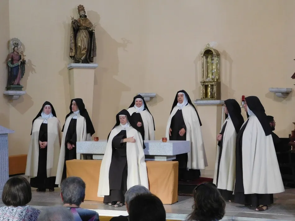 Representación teatral en la iglesia de Pajares de la Laguna