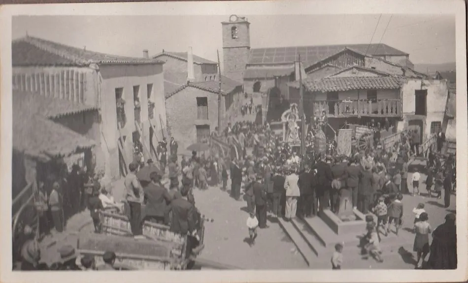 Procesión en la Plaza. Foto recogida en Cespedosa