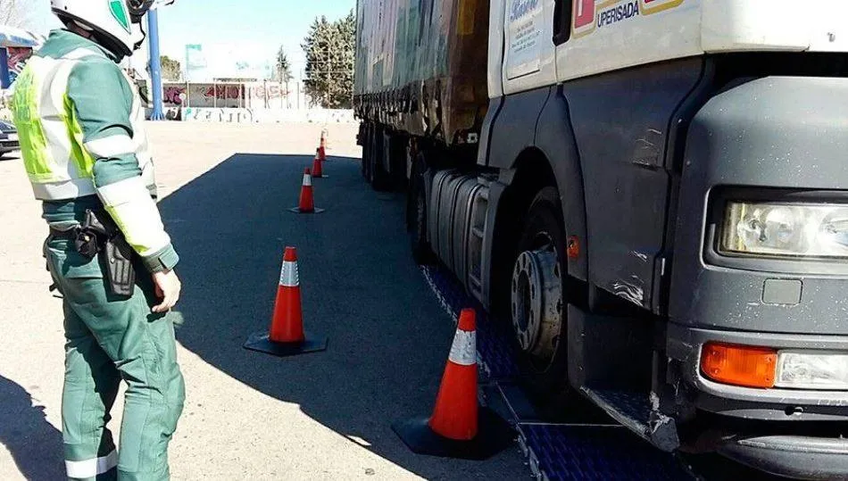 Un guardia civil inspecciona un camión