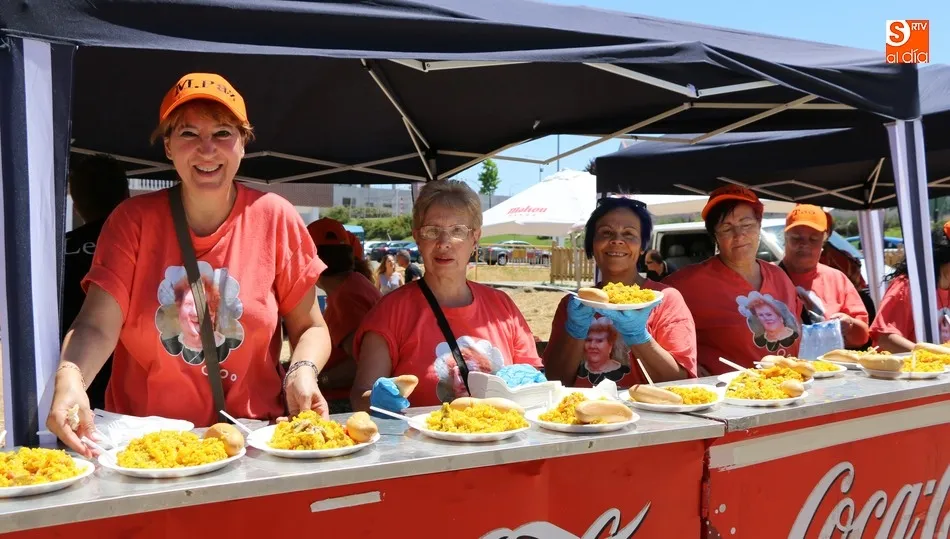 Vecinos de Santa Marta disfrutando de la paella popular / M. C.