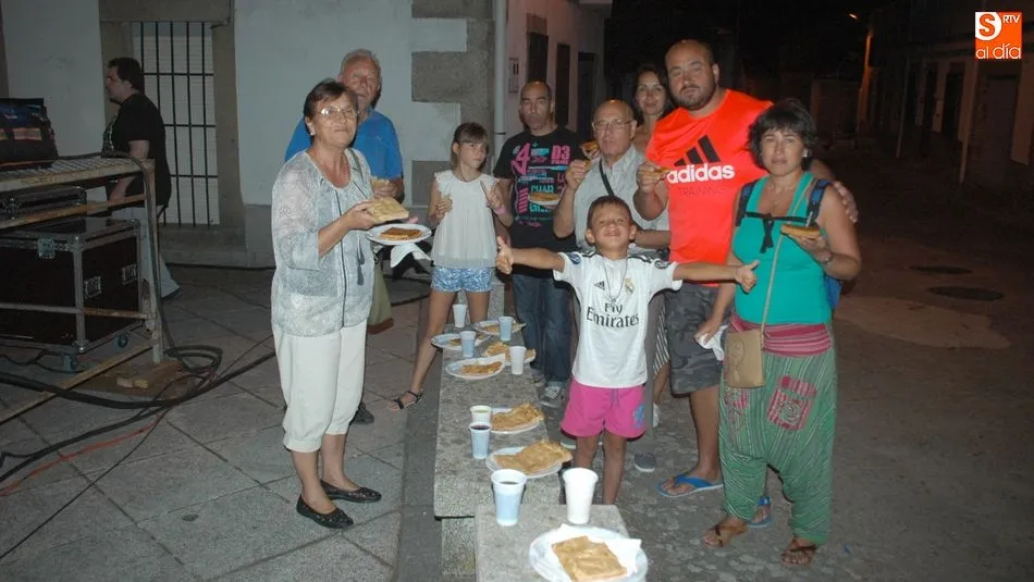 El sábado, los vecinos compartirán la merienda tradicional en la plaza de Almendra / Archivo