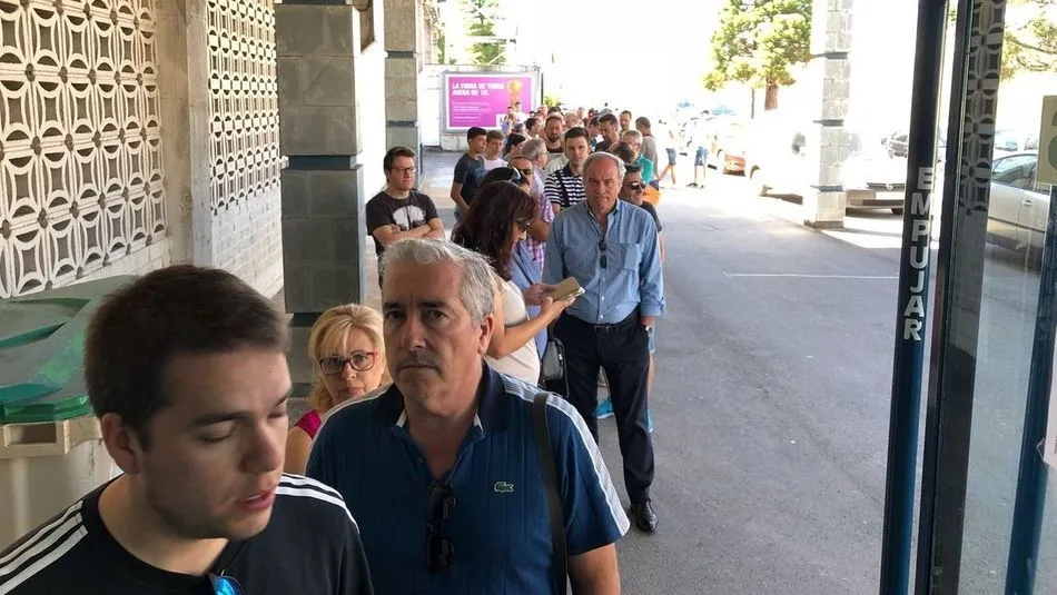 Colas en el primer día de venta de abonos en el estadio Helmántico