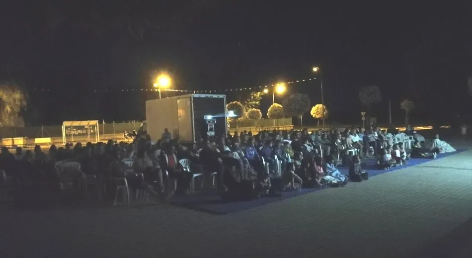 Sesiones de cine en la plaza del Centro de Ocio y Deporte José Martín Méndez