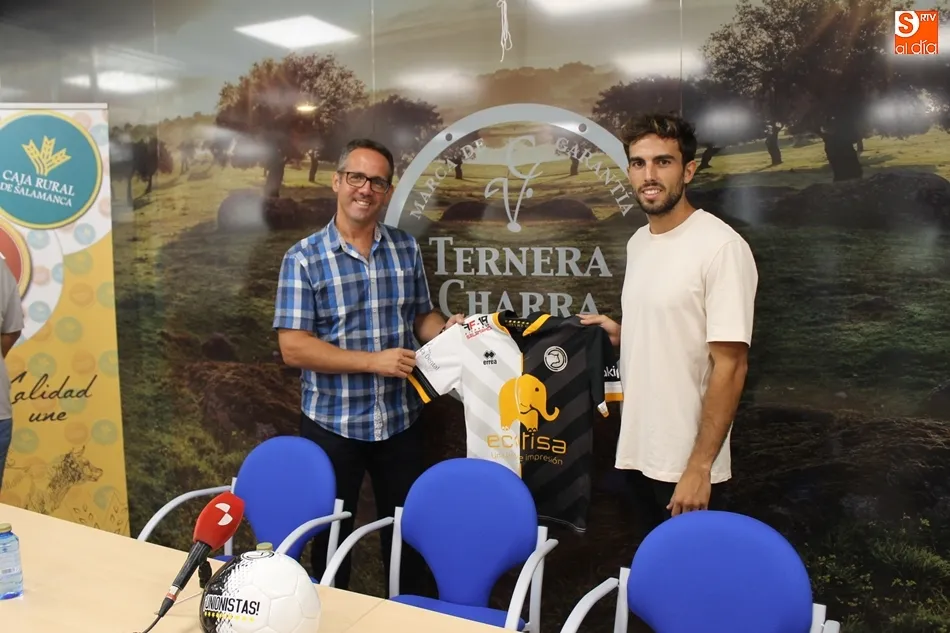 Guille Andrés, la última incorporación de Unionistas CF, y el director deportivo del club, Gorka Etxeberria.