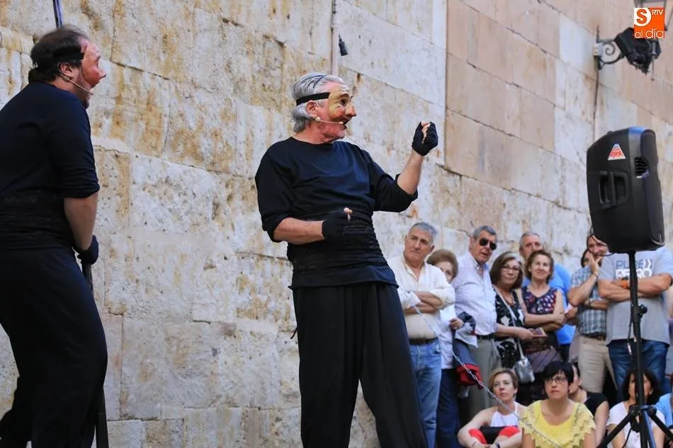 Un momento de la puesta en escena de Juegos de escarnio, con Etón Teatro