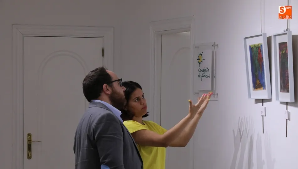 Daniel Llanos junto con la artista Yaircel Robledo en su exposición ‘Alegría 3,0’ / Foto: Alberto Martín.