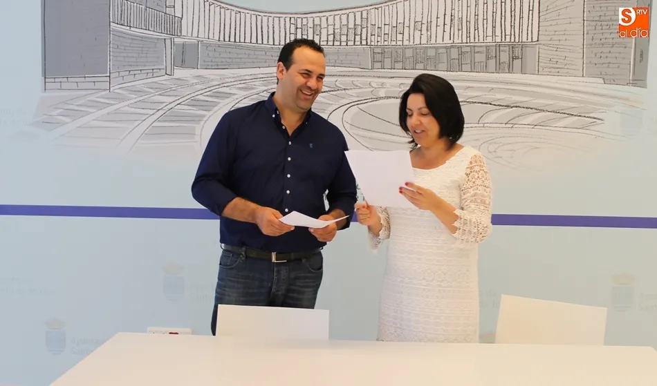 El alcalde, David Mingo, y la concejala de Fiestas, Silvia González.