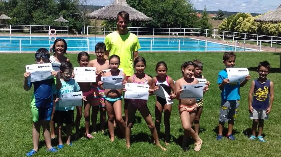 Concluyen en Cipérez los cursos de natación con más de una veintena de participantes  