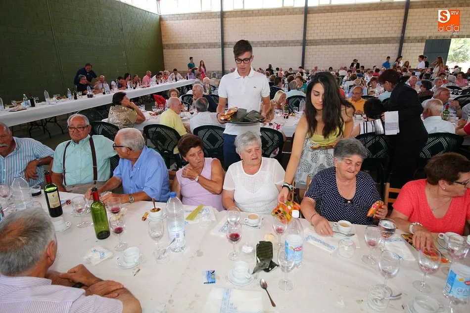 El reparto de vales para la comida festiva de los mayores comienza mañana