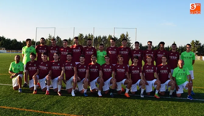 El primer equipo del CD Peñaranda volvía este martes al trabajo ofreciendo su tradicional foto de familia