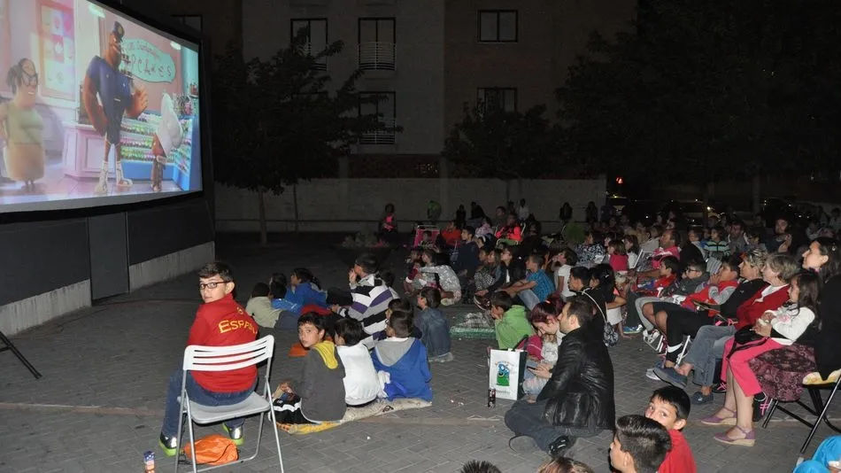 Vecinos de Santa Marta disfrutando del Cine de Verano.