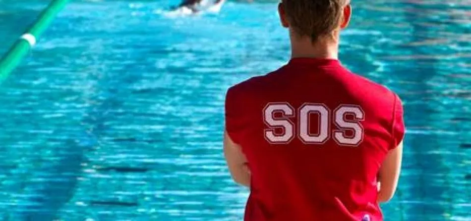 Socorrista en una piscina