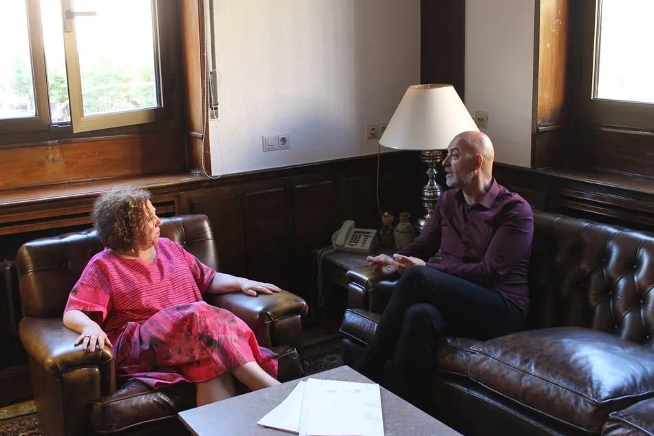 Emilio Pérez, secretario general de CCOO Salamanca, durante su encuentro con Encarnación Pérez