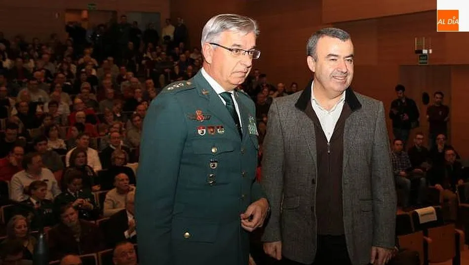 El coronel jefe de la UCO, junto al escritor Lorenzo Silva, en Salamanca el pasado mes de enero