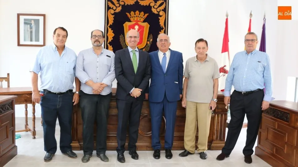 A excepción del socialista Toribio Plaza, al acto asistieron los alcaldes de Vitigudino en los últimos 35 años / CORRAL