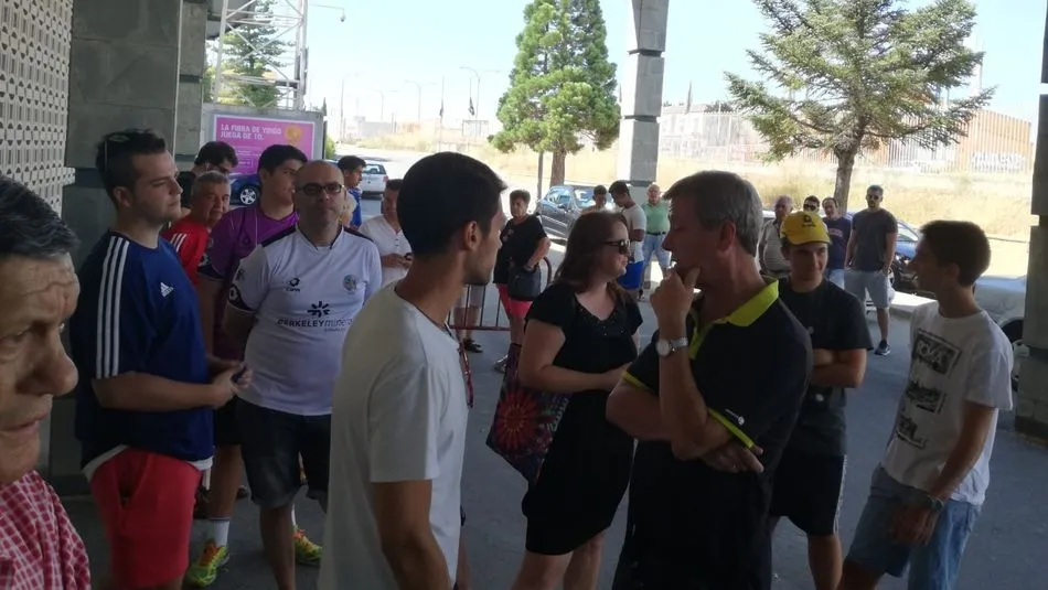 Colas en las oficinas del Helmántico el pasado miércoles. Foto: SalamancaCFUDS