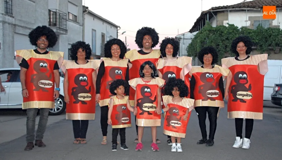 El desfile de disfraces cuenta con participantes de todas las edades